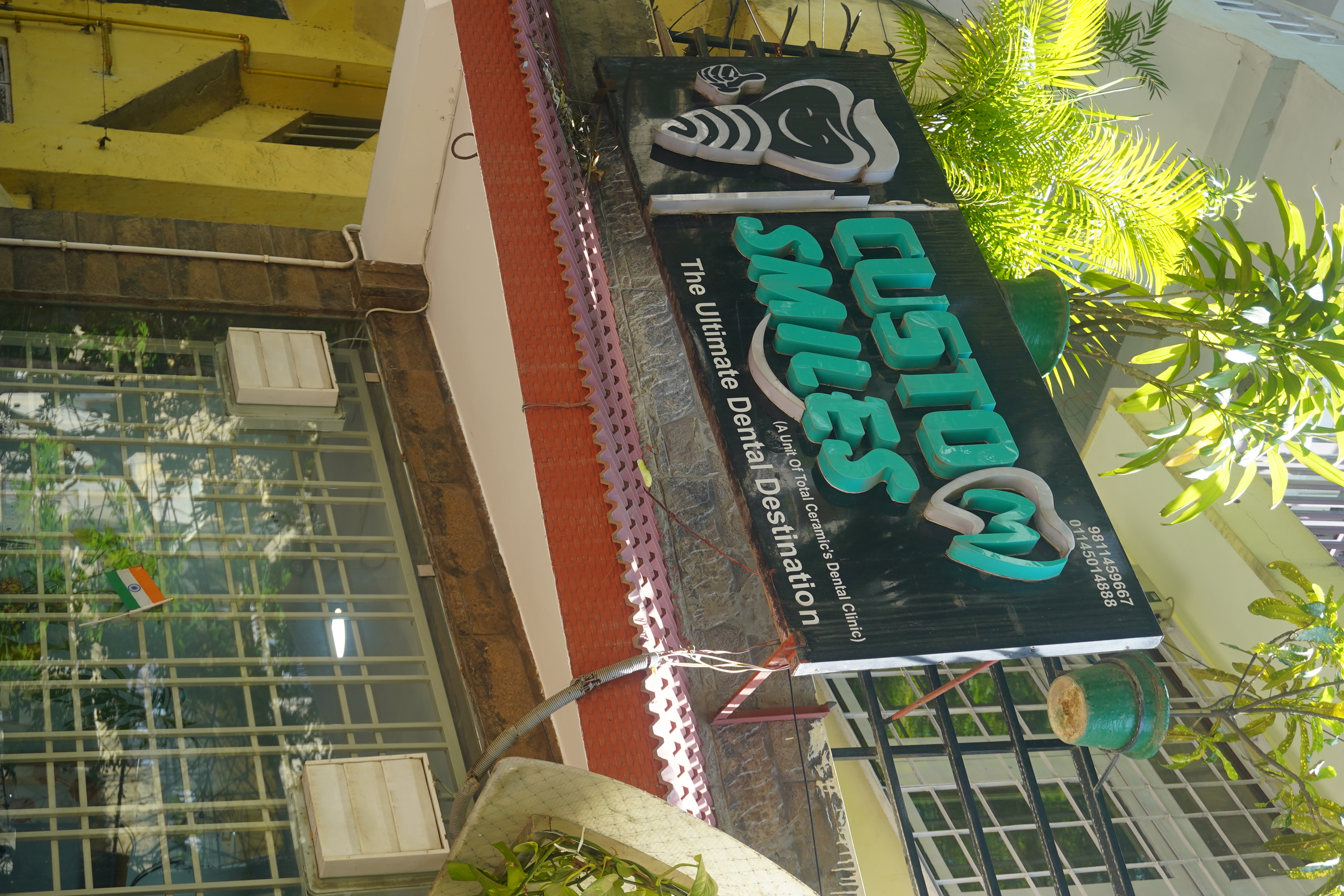 Custom Smiles dental clinic in Munirka, New Delhi